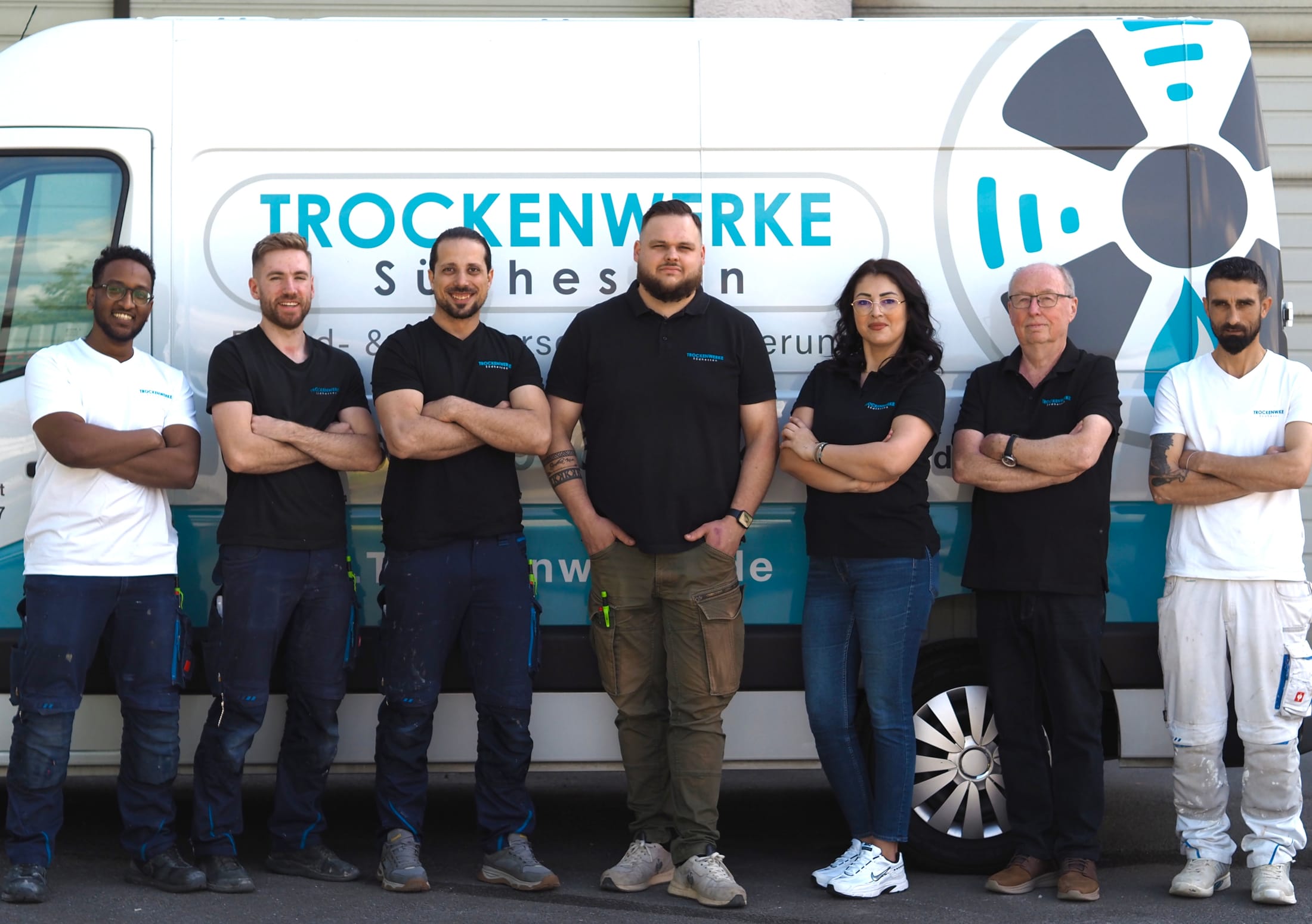 Das Trockenwerke-Team vor dem Einsatzwagen